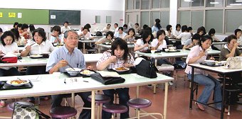 6/20食堂見学および試食会風景